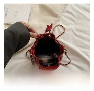 Vue intérieure du sac seau rouge montrant l'espace pour le rouge à lèvres