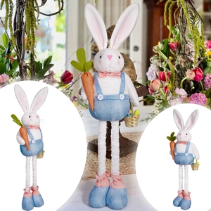 Détail d'un lapin de Pâques en peluche aux pattes extensibles avec carotte et panier
