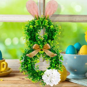Detalle de corona de conejo de Pascua con hojas verdes, lazo y flor de hortensia