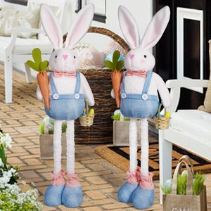 Détail d'un lapin de Pâques en peluche à pattes télescopiques avec carotte et panier
