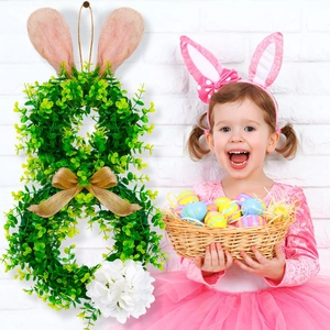 Detalle de una corona de conejo de Pascua con verdor artificial y orejas de arpillera