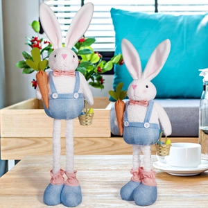 Détails de lapins de Pâques en peluche avec carottes et paniers d'œufs colorés