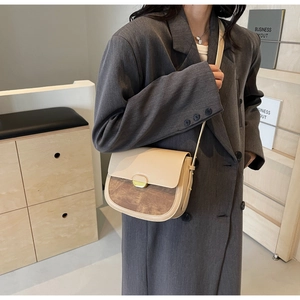 Vue détaillée du sac besace avec rabat en cuir beige et texture aspect grain de bois
