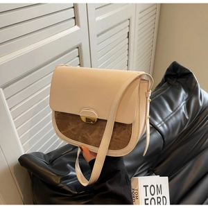 Vue détaillée d'un sac besace vintage avec rabat crème et finition texturée marron
