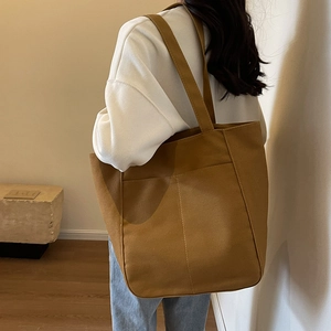 Bolso tote grande de lona marrón con bolsillo frontal y correas anchas para el hombro