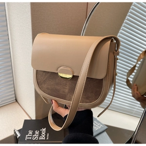 Vue détaillée du sac besace contrasté avec boucle dorée et fine bandoulière en cuir