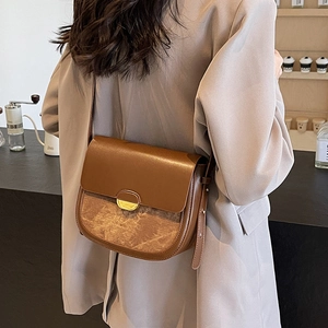 Sac besace vintage marron avec empiècement texturé et boucle dorée porté par mannequin