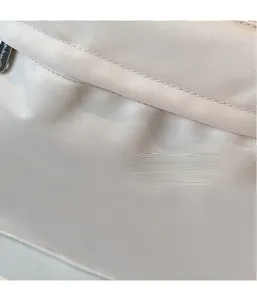 Gros plan sur la texture du tissu sergé beige crème du sac à dos de voyage décontracté