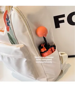 Détail d'un sac à dos blanc en nylon avec poche latérale pour un mini parapluie