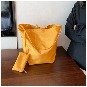 Dettaglio del set borsa tote in nylon giallo brillante con portamonete coordinato