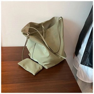 Set borsa tote in Oxford con portamonete abbinato su tavolo in legno scuro