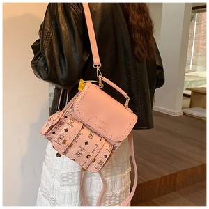 Détail d'un mini sac à dos rose avec imprimés ours et logo de marque sur modèle de mode