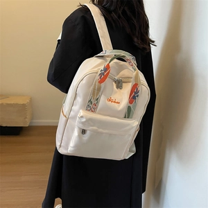 Sac à dos minimaliste en nylon beige avec broderies florales et bretelles réglables femme