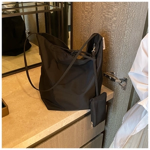 Dettaglio della borsa tote nera in tessuto oxford con pochette coordinata