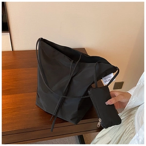 Grande borsa tote nera in tessuto Oxford con coulisse e portamonete coordinato