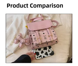 Mini sac à dos rose en similicuir avec motif d'ours et téléphone pour comparer la taille