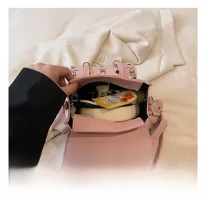 Mini sac à dos rose imprimé ours montrant la capacité intérieure pour objets du quotidien