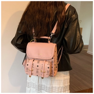 Détail du sac à dos rose ours en peluche avec motifs losanges et crochets en métal