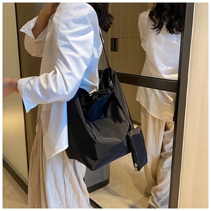 Selfie allo specchio della borsa tote nera in nylon con pochette coordinata sul modello