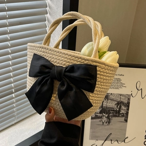 Grande borsa a secchiello intrecciata crema con maxi fiocco di raso nero stile francese