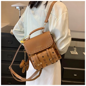Détail d'un sac à dos vintage en cuir marron avec motifs d'ours et boucle métallique