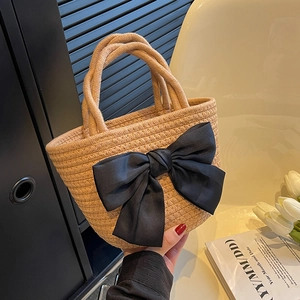 Borsa a secchiello in paglia intrecciata con grande fiocco in raso nero di lusso