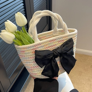 Elegante borsa tote intrecciata con grande fiocco nero e motivi colorati a onde