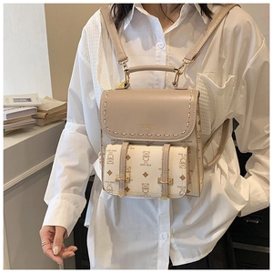 Détail du sac à dos en cuir PU beige avec imprimé ours, rabat de fermeture et poignée supérieure