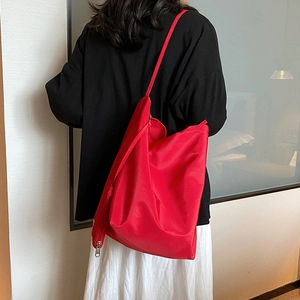 Grande borsa a tracolla rossa in tessuto Oxford con cerniera laterale in argento