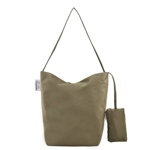 Grande borsa tote in nylon verde militare con pochette coordinata ed etichetta tessuta