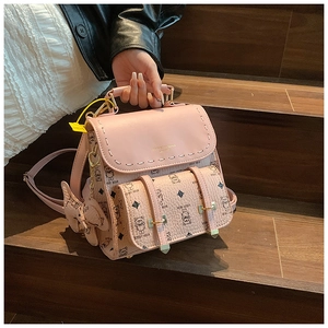 Détail d'un mini sac à dos rose avec motifs d'oursons et boucles dorées élégantes