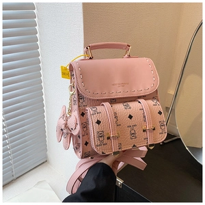 Détail du sac à dos rose Keddy Bear en similicuir avec lettrage doré et motif ours
