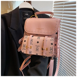 Détail du sac en similicuir rose avec motifs d'ours noirs et garnitures dorées chic