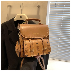 Détail d'un sac à dos en cuir marron vintage avec oursons et poches à boucles