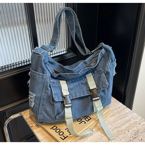 Vue détaillée du grand sac cabas en jean avec bords usés et fermeture à boucle