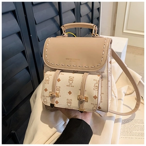 Détail du sac à dos beige avec imprimé ours et boucle métallique de haute qualité