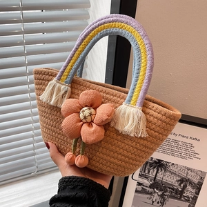 Sac seau en paille tissée avec poignée arc-en-ciel et détail de fleur orange décorative