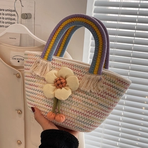 Sac seau en paille tressée avec poignées arc-en-ciel et breloque fleur 3D pour l'été
