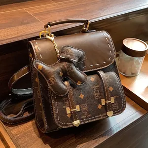 Mini Sac à Dos en Cuir PU Rétro pour Femmes Avec Imprimé Ours en Peluche Surpiqûres Contrastées Petit Sac d'École de Voyage de Mode