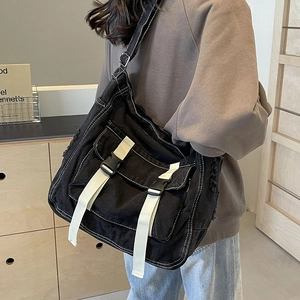 Grand sac cabas en denim noir avec surpiqûres blanches contrastées et bandoulière réglable