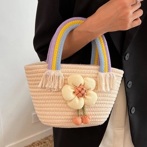 Sac seau tissé main avec anses à franges arc-en-ciel et breloques de fleurs 3D