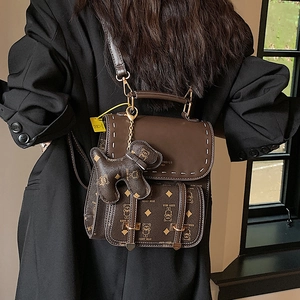 Sac à dos vintage en cuir marron avec motifs d'ours et boucles métalliques