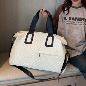 White quilted travel bag with large capacity and detachable strap for weekend trips
