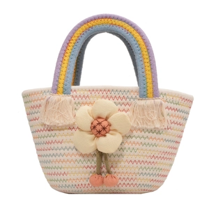 Petit sac seau tressé avec fleur en tissu crème et pompons colorés pour filles