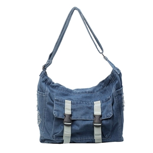 Sac cabas en jean bleu avec poche avant à double boucle et bandoulière réglable femme