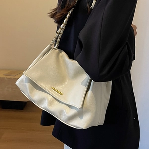 Sac fourre-tout crème chic avec bandoulière chaîne dorée et boucle métallique élégante