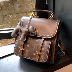 Mini sac à dos vintage marron à motif ours et pendentif chien à la lumière