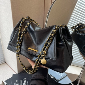 Sac bandoulière noir à chaîne en cuir plissé brillant avec détails en métal doré