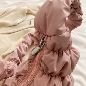 Detail der rosa gefalteten Croissant-Tasche mit hochwertigem silbernem Metallreißverschluss
