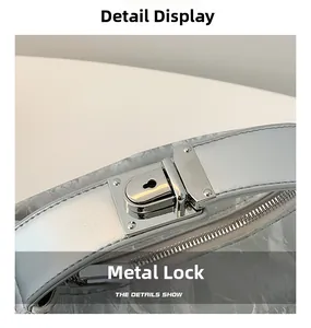 Macrodetail van het zilveren metalen slot en glanzend leer op de kleine vierkante tas